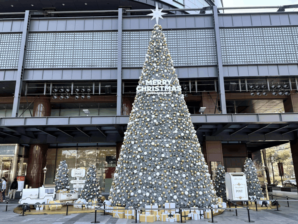 圖片來源：新光三越中港店FB粉絲專頁/浪漫雪花耶誕樹